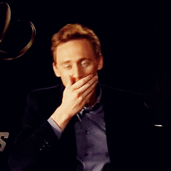 Tom Hiddleston GIF. Blij Gifs Filmsterren Tom hiddleston Geanimeerde Lach Loki 