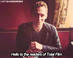 Tom Hiddleston GIF. Gifs Filmsterren Tom hiddleston Muppets Miss piggy 
