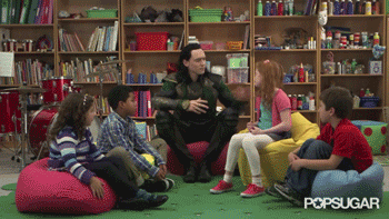 Tom Hiddleston GIF. Film Gifs Filmsterren Tom hiddleston 4 Midnight in paris Alison pill Mip 
