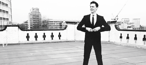 Tom Hiddleston GIF. Blij Gifs Filmsterren Tom hiddleston Loki Tevreden Dit bevalt me 