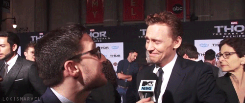 Tom Hiddleston GIF. Blij Gifs Filmsterren Tom hiddleston Loki Tevreden Dit bevalt me 