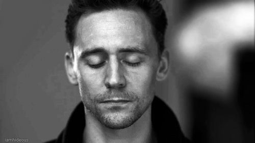 Tom Hiddleston GIF. Gifs Filmsterren Tom hiddleston Muppets Miss piggy 