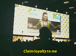 Tom Hiddleston GIF. Gifs Filmsterren Tom hiddleston Muppets Miss piggy 