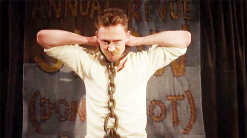 Tom Hiddleston GIF. Vallen Avengers Memes Gifs Filmsterren Tom hiddleston Loki I cant The avengers Ik kan niet 