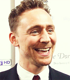 Tom Hiddleston GIF. Gifs Filmsterren Tom hiddleston Kalmeer Zich gedragen 
