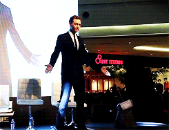 Tom Hiddleston GIF. Gifs Filmsterren Tom hiddleston Sarcastisch Verveeld Sarcasme Benedict cumberbatch 