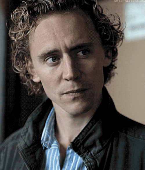 Tom Hiddleston GIF. Gifs Filmsterren Tom hiddleston Opgewonden Glimlachen Meesmuilen 