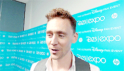 Tom Hiddleston GIF. Blij Gifs Filmsterren Tom hiddleston Geanimeerde Lach Loki 