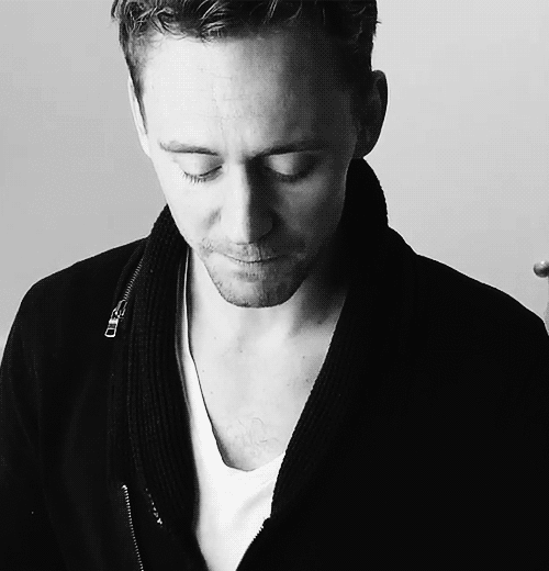 Tom Hiddleston GIF. Film Gifs Filmsterren Tom hiddleston 4 Midnight in paris Alison pill Mip 
