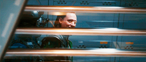 Tom Hiddleston GIF. Emoties Sexy Gifs Filmsterren Tom hiddleston Probleem Kwaad Loki Gevoelens Voelt I cant Griezelige 