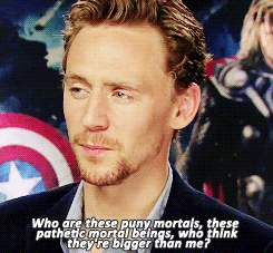 Tom Hiddleston GIF. Zoenen Gifs Filmsterren Tom hiddleston Muppets Miss piggy 