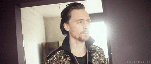 Tom Hiddleston GIF. Gifs Filmsterren Tom hiddleston Kalmeer Zich gedragen 