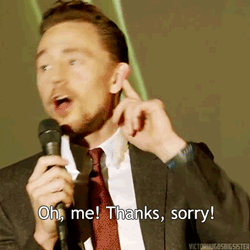 Tom Hiddleston GIF. Gifs Filmsterren Tom hiddleston Opgewonden Glimlachen Meesmuilen 