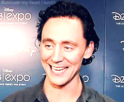 Tom Hiddleston GIF. Gifs Filmsterren Tom hiddleston Opgewonden Glimlachen Meesmuilen 