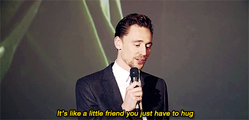 Tom Hiddleston GIF. Gifs Filmsterren Tom hiddleston Muppets Miss piggy 