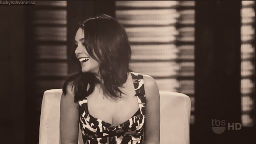 Vanessa Hudgens GIF. Spring breakers Tong Vanessa hudgens Gifs Filmsterren Conan obrien Knipperende Conan 