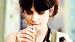 Zooey Deschanel GIF. Gifs Filmsterren Zooey deschanel Lachend 