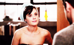 Zooey Deschanel GIF. Gifs Filmsterren Zooey deschanel Lachend 