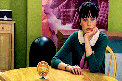 Zooey Deschanel GIF. Gifs Filmsterren Zooey deschanel Lachend 