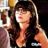 Zooey Deschanel GIF. Gifs Filmsterren Zooey deschanel Glimlach Verwonderd Verlegen Awards 