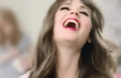 Zooey Deschanel GIF. Gifs Filmsterren Zooey deschanel Lachend 