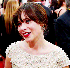 Zooey Deschanel GIF. Gifs Filmsterren Zooey deschanel Glimlach Verwonderd Verlegen Awards 