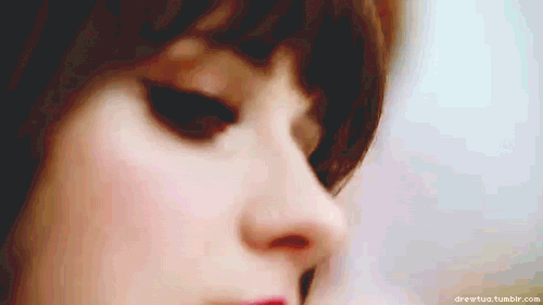Zooey Deschanel GIF. Gifs Filmsterren Zooey deschanel Glimlach Verwonderd Verlegen Awards 