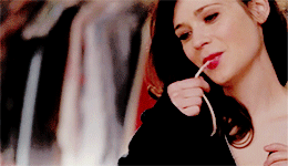 Zooey Deschanel GIF. Gifs Filmsterren Zooey deschanel Glimlach Verwonderd Verlegen Awards 