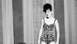 Zooey Deschanel GIF. Gifs Filmsterren Zooey deschanel Glimlach Verwonderd Verlegen Awards 