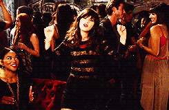 Zooey Deschanel GIF. Gifs Filmsterren Zooey deschanel Glimlach Verwonderd Verlegen Awards 