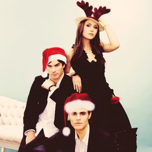 Films en series Series Vampire diaries Elena Damon En Stephen Met Kerstmutsen Op