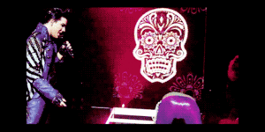 Adam Lambert GIF. Interview Artiesten Gifs Adam lambert Lachend 2011 