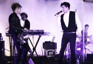 Adam Lambert GIF. Interview Artiesten Gifs Adam lambert Lachend 2011 