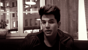 Adam Lambert GIF. Interview Artiesten Gifs Adam lambert Lachend 2011 