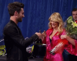 Adam Levine GIF. Artiesten Gifs Adam levine Anne v 