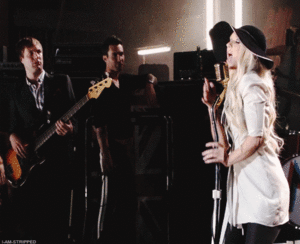 Maroon 5 GIF. Artiesten Gifs Adam levine Maroon 5 Seizoen 4 The voice 