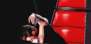 Maroon 5 GIF. Artiesten Gifs Adam levine Maroon 5 Zwart en wit The voice Team adam 