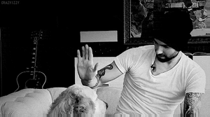 Adam Levine GIF. Artiesten Gifs Adam levine Songtekst My life 