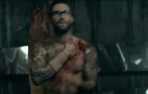 Adam Levine GIF. Artiesten Gifs Adam levine Maroon 5 Bloedig Muziekvideo Animals 