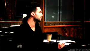 Adam Levine GIF. Artiesten Gifs Adam levine Anne v 