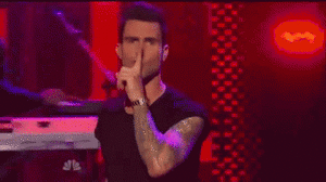 Maroon 5 GIF. Artiesten Gifs Adam levine Maroon 5 Mickey woedend 