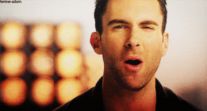 Maroon 5 GIF. Artiesten Gifs Adam levine Maroon 5 Glimlach 