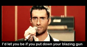 Maroon 5 GIF. Artiesten Gifs Adam levine Maroon 5 Mickey woedend 