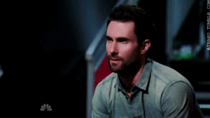 Adam Levine GIF. Artiesten Gifs Adam levine The voice Inttv 