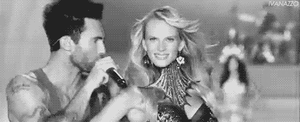Adam Levine GIF. Artiesten Gifs Adam levine Opgewonden Vriendin Victorias secret Behati prinsloo 