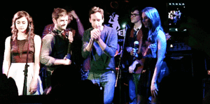 Alison Brie GIF. Gifs Filmsterren Alison brie Community Gemeenschap cast Danny pudi 