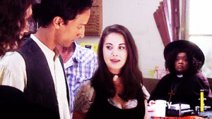 Alison Brie GIF. Tv Gifs Filmsterren Alison brie Danny pudi 