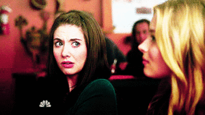 Alison Brie GIF. Gifs Filmsterren Alison brie Rode loper Statisch 
