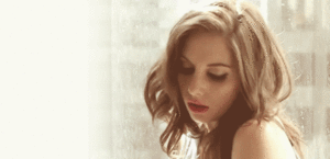 Alison Brie GIF. Gifs Filmsterren Alison brie Fotoshoot Nylon 