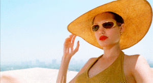 Angelina Jolie GIF. Geweer Angelina jolie Gifs Filmsterren Ophalen Schouderophalend Meh 